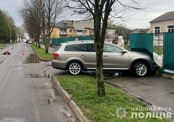 Автомобіль збив жінку на тротуарі: розповіли деталі ДТП у Нововолинську | Новини Нововолинська