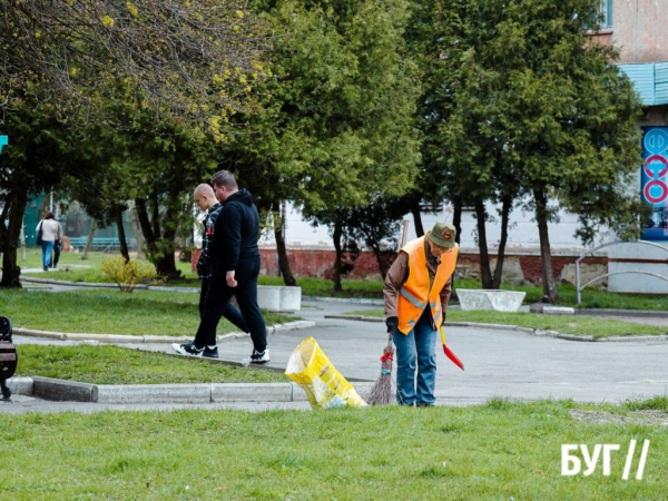 Місто буденне: квітневий дощ у Нововолинську | Новини Нововолинська