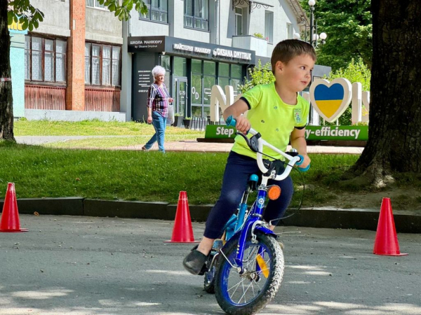 Фестиваль, велоквест та малюнки на люках: у Нововолинську відбулись заходи до Дня захисту дітей | Новини Нововолинська