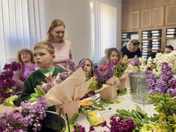 «Букет для мами»: дітки загиблих Захисників з Нововолинської громади створювали квіткові композиції | Новини Нововолинська