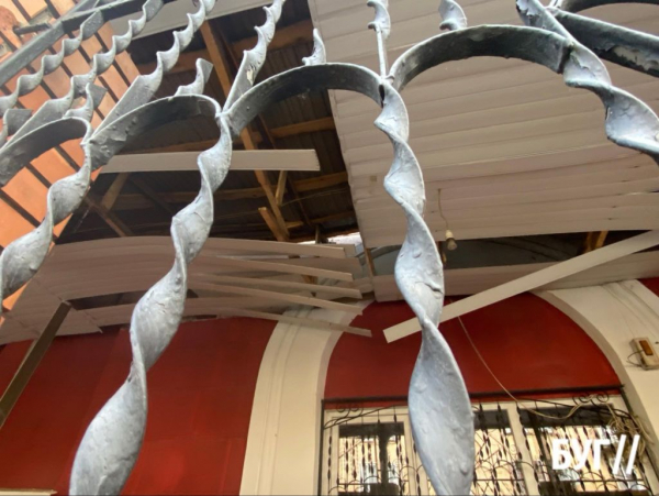 У Благодатному балкон обвалився на дах кафе | Новини Нововолинська