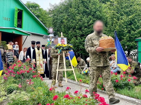 Мешканці Нововолинської громади попрощалися з Героєм Юрієм Лісниченком | Новини Нововолинська