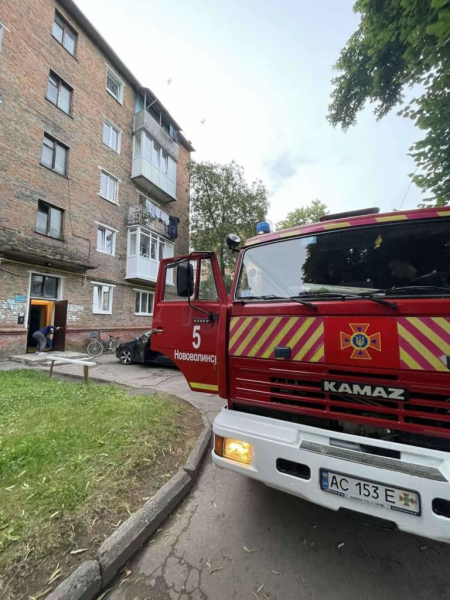 Не виходила на зв'язок: у Нововолинську рятувальники лізли через балкон, щоб допомогти жінці | Новини Нововолинська