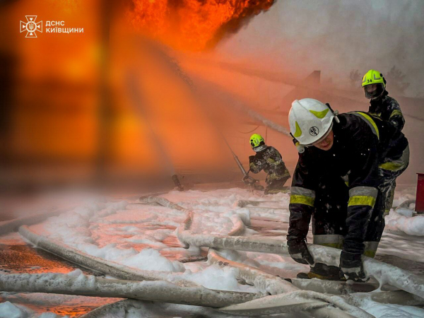 На Київщині досі гасять пожежу після російського обстрілу - 12 червня 2024 :: Донеччина
