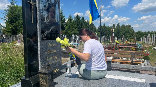 «Моя душа завжди буде під цією гранітною плитою»: історія нововолинянки, вдови білоруського добровольця | Новини Нововолинська