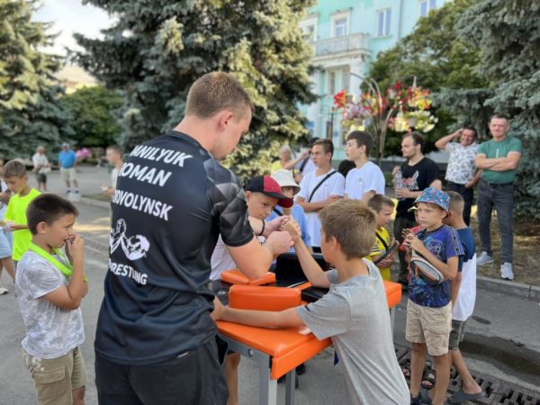 У Нововолинську провели відкритий стіл з армрестлінгу | Новини Нововолинська