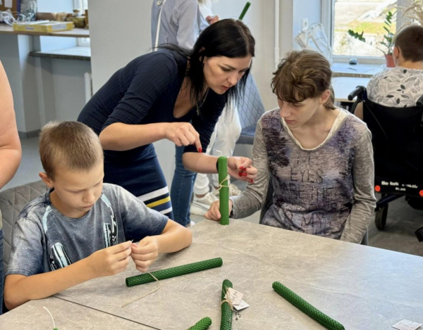 У Нововолинську діти з інвалідністю власноруч виготовили та прикрасили свічки | Новини Нововолинська