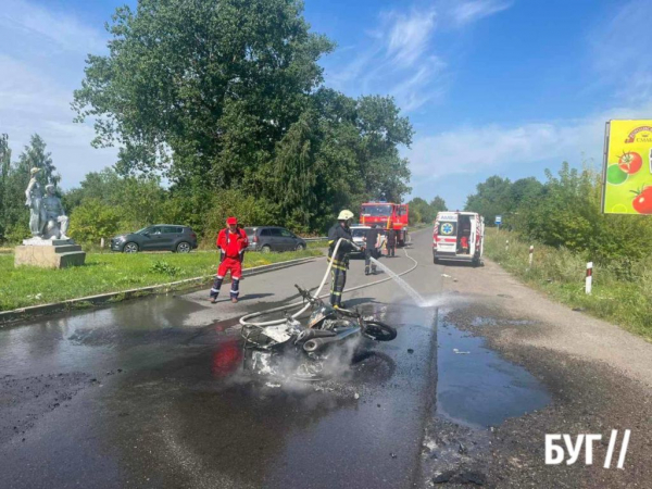 Поблизу Нововолинська внаслідок ДТП загорівся мотоцикл | Новини Нововолинська