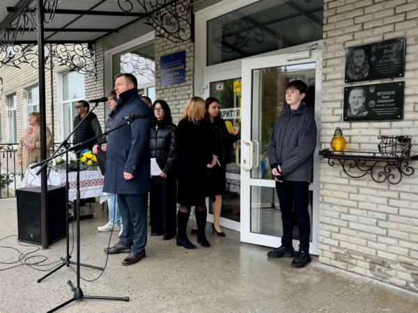 У Нововолинську в трьох ліцеях встановили меморіальні дошки загиблим Героям | Новини Нововолинська