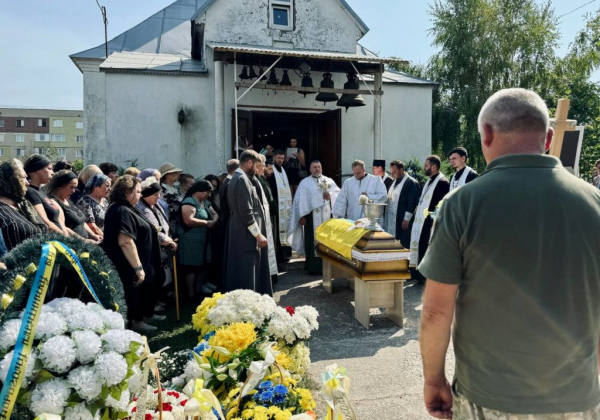 Нововолинська громада попрощалася з полеглим Героєм Миколою Селещуком | Новини Нововолинська