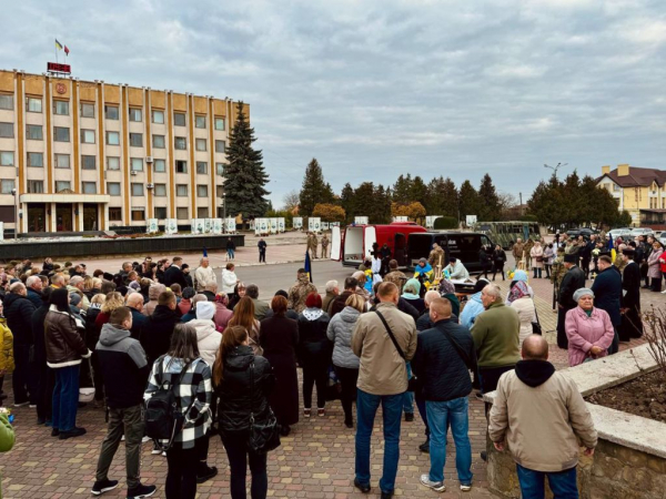 Жителі Нововолинської громади віддали останню шану двом полеглим Героям | Новини Нововолинська