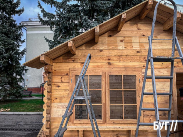 Фото дня: у Нововолинську встановлюють будиночок Святого Миколая | Новини Нововолинська