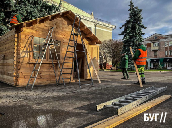 Фото дня: у Нововолинську встановлюють будиночок Святого Миколая | Новини Нововолинська