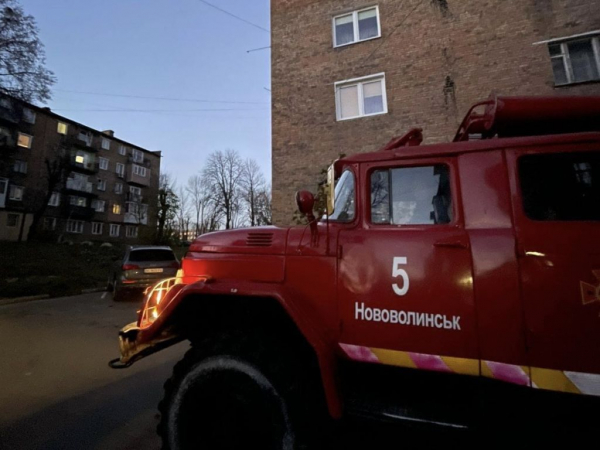 У Нововолинську рятувальники відчинили двері квартири, де була зачинена маленька дитина | Новини Нововолинська