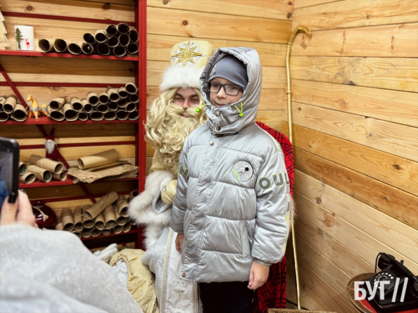 Відвідувачі будиночка Святого Миколая у Нововолинську задонатили на ЗСУ майже 25 тис. грн | Новини Нововолинська