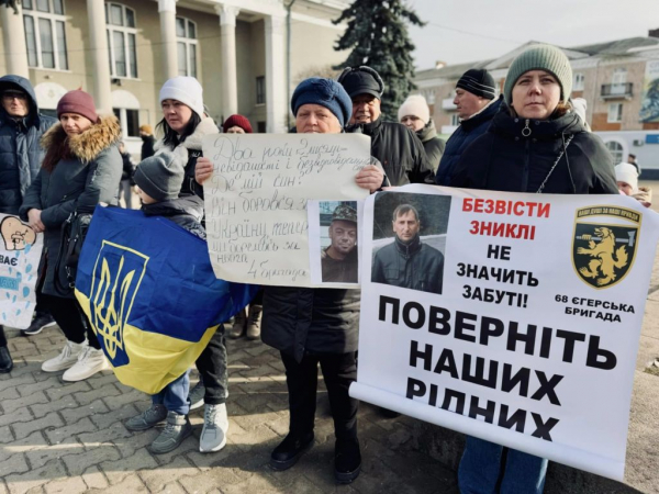 У Нововолинську відбулася мирна акція на підтримку рідних зниклих безвісти та полонених військових | Новини Нововолинська