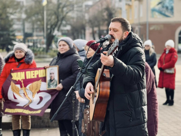 У Нововолинську відбулася мирна акція на підтримку рідних зниклих безвісти та полонених військових | Новини Нововолинська