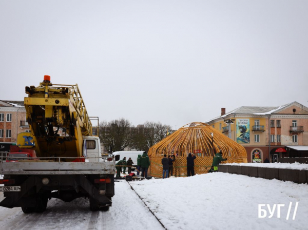 Фото дня: у Нововолинську встановлюють «Юрту Незламності»  | Новини Нововолинська