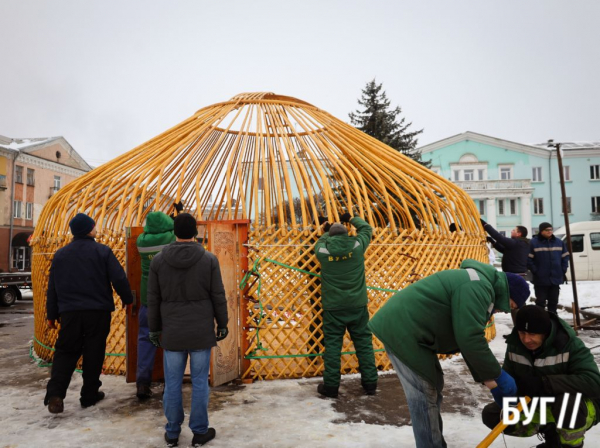 Фото дня: у Нововолинську встановлюють «Юрту Незламності»  | Новини Нововолинська