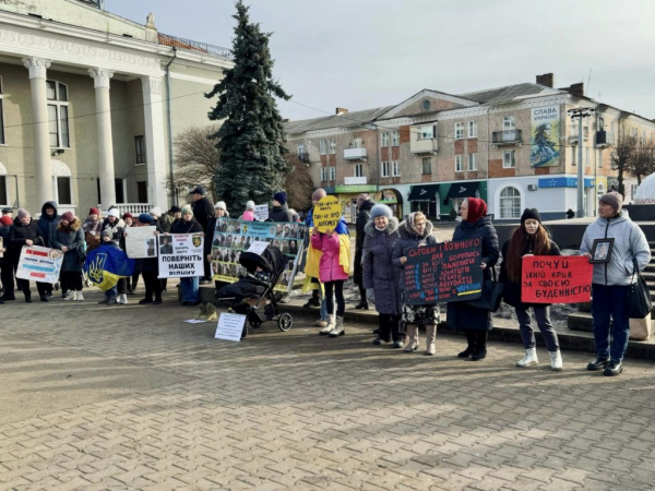 У Нововолинську відбулася мирна акція на підтримку рідних зниклих безвісти та полонених військових | Новини Нововолинська