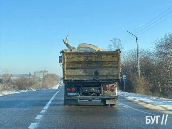 У Нововолинську демонтували статую солдата-прикордонника | Новини Нововолинська