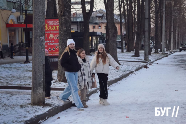 Місто буденне: Нововолинське міське озеро вкривається кригою | Новини Нововолинська