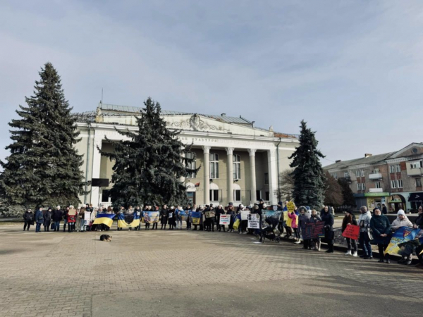 У Нововолинську відбулася мирна акція на підтримку рідних зниклих безвісти та полонених військових | Новини Нововолинська