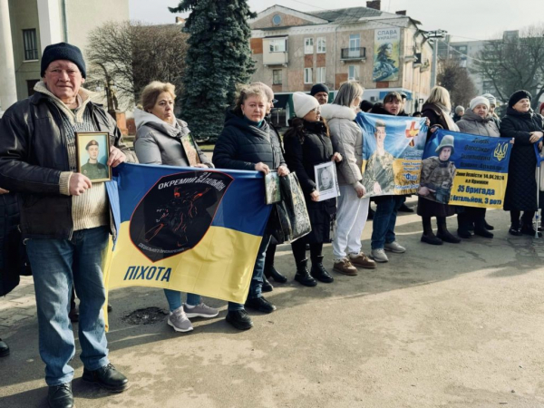 У Нововолинську відбулася мирна акція на підтримку рідних зниклих безвісти та полонених військових | Новини Нововолинська