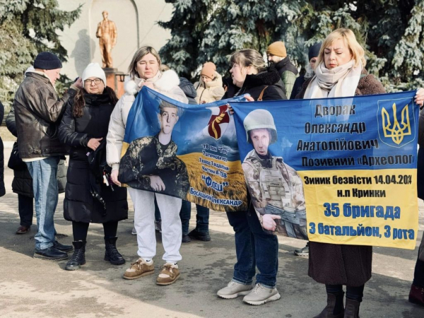 У Нововолинську відбулася мирна акція на підтримку рідних зниклих безвісти та полонених військових | Новини Нововолинська