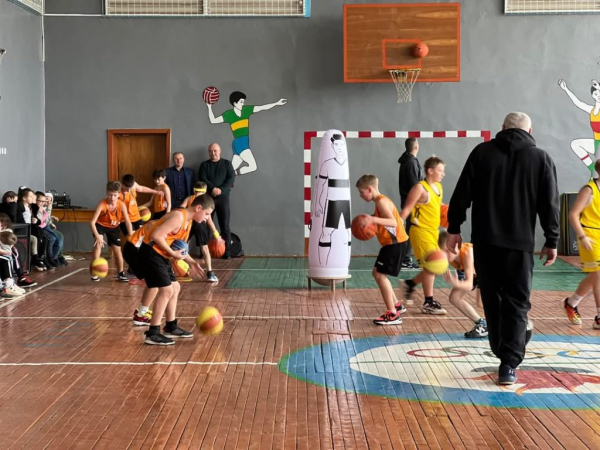 Баскетболісти Нововолинська отримали новий спортивний інвентар | Новини Нововолинська