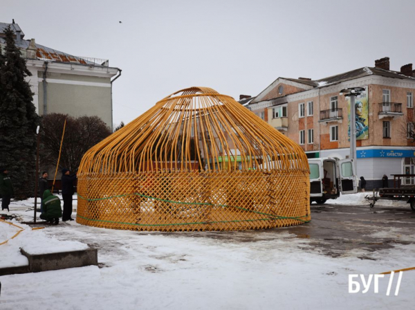 Фото дня: у Нововолинську встановлюють «Юрту Незламності»  | Новини Нововолинська