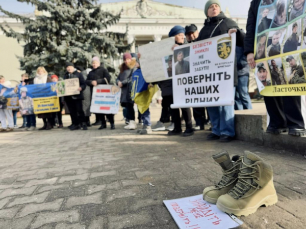 У Нововолинську відбулася мирна акція на підтримку рідних зниклих безвісти та полонених військових | Новини Нововолинська