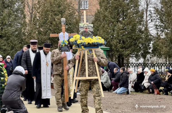 Нововолинська громада провела в останню дорогу полеглого Героя Дмитра Аршуліка | Новини Нововолинська