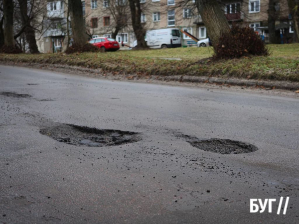 Інспектор Ляля повернулась: вибоїни на дорозі мікрорайону Шахтарського у Нововолинську | Новини Нововолинська