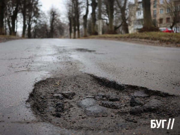 Інспектор Ляля повернулась: вибоїни на дорозі мікрорайону Шахтарського у Нововолинську | Новини Нововолинська