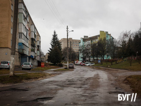 Інспектор Ляля повернулась: вибоїни на дорозі мікрорайону Шахтарського у Нововолинську | Новини Нововолинська