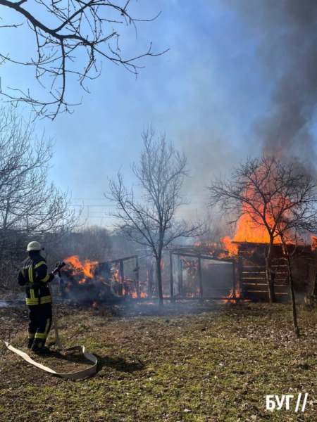 Поблизу Нововолинська від сухої трави загорілася господарська споруда | Новини Нововолинська