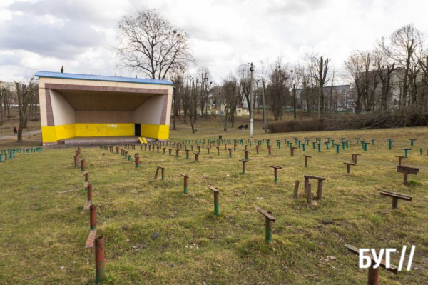 Фото дня: на території «літньої естради» у Нововолинську прибрали лавки | Новини Нововолинська