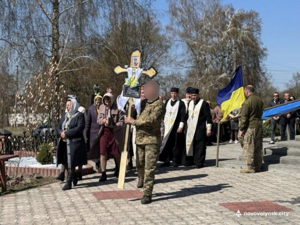 Нововолинська громада попрощалася з полеглим Героєм Степаном Остапусем | Новини Нововолинська
