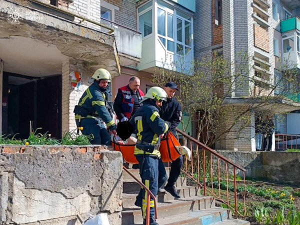Не могла самостійно відчинити двері: у Нововолинську рятувальники визволили жінку | Новини Нововолинська