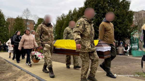 Назавжди 25: у Нововолинській громаді провели в останню дорогу загиблого Героя Юрія Березовського | Новини Нововолинська