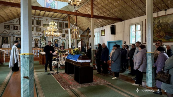Назавжди 25: у Нововолинській громаді провели в останню дорогу загиблого Героя Юрія Березовського | Новини Нововолинська