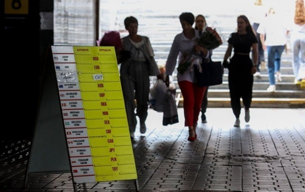 Нацбанк підвищує курс долара два дні поспіль Нацбанк підвищує курс долара два дні поспіль