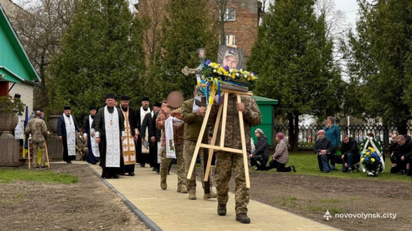 Назавжди 25: у Нововолинській громаді провели в останню дорогу загиблого Героя Юрія Березовського | Новини Нововолинська