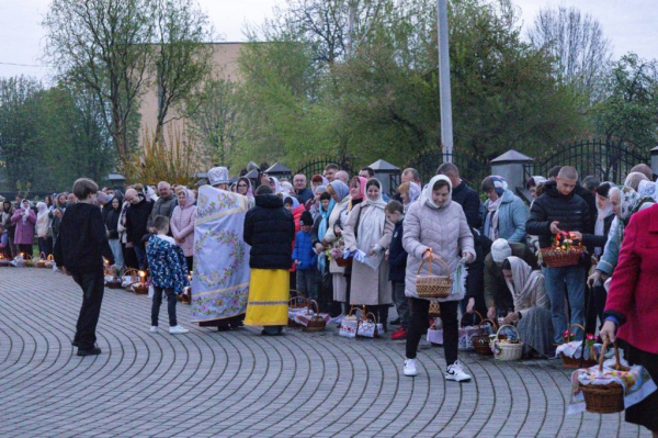 «Христос Воскрес — Воістину Воскрес»: у храмах Нововолинська віряни освятили великодні кошики | Новини Нововолинська «Христос Воскрес — Воістину Воскрес»: у храмах Нововолинська віряни освятили великодні кошики | Новини Нововолинська