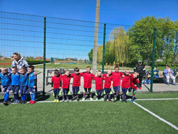 Наймолодші футболісти з Нововолинської громади вибороли срібний кубок на своєму першому турнірі | Новини Нововолинська
