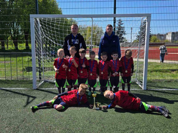 Наймолодші футболісти з Нововолинської громади вибороли срібний кубок на своєму першому турнірі | Новини Нововолинська