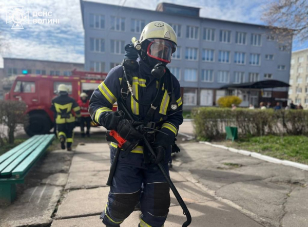 У центрі професійної освіти Нововолинська «виникла пожежа»: рятувальники провели навчання | Новини Нововолинська У центрі професійної освіти Нововолинська «виникла пожежа»: рятувальники провели навчання | Новини Нововолинська