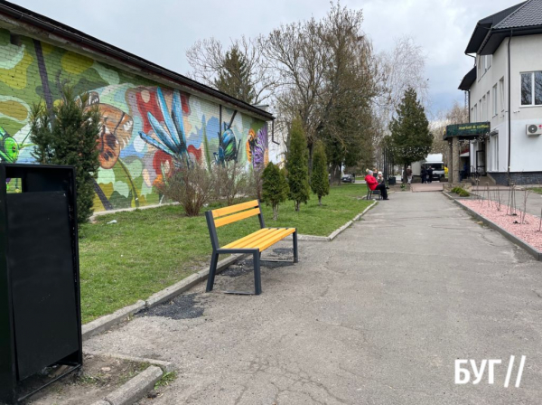 Фото дня: напроти міськради у Нововолинську встановили нові лавки | Новини Нововолинська Фото дня: напроти міськради у Нововолинську встановили нові лавки | Новини Нововолинська