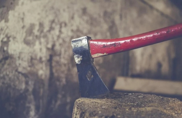 Напав на поліцейських із сокирою: у Нововолинській громаді затримали 26-річного чоловіка | Новини Нововолинська